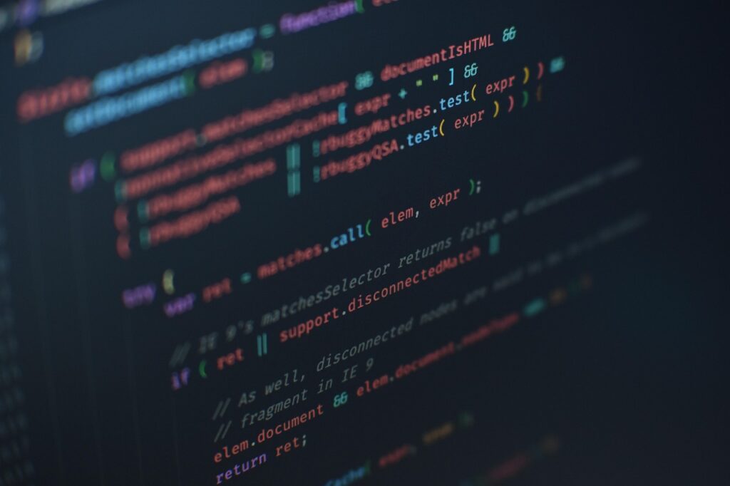 Écran d’un éditeur de code dans une ambiance sombre — illustration Claude Code + WordPress